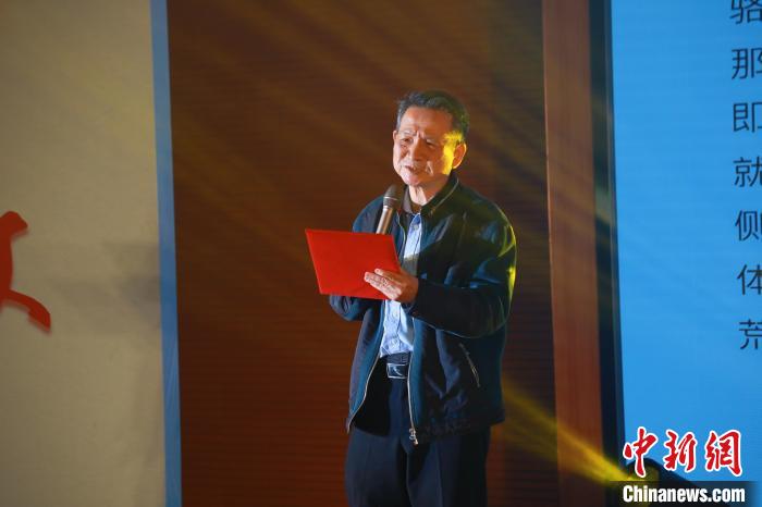 臺灣詩人白靈帶來了一首自創(chuàng)的詩歌《大戈壁》?！￠}南師范大學(xué)供圖