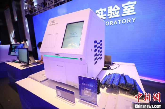 圖為發(fā)布會(huì)上展示的科技產(chǎn)品。　雷鍵 攝