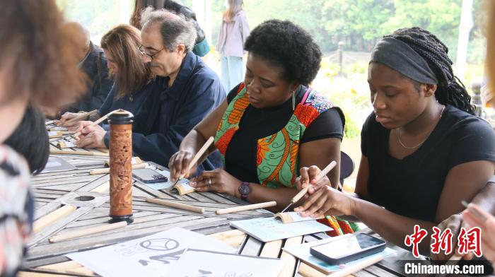 外交官們體驗(yàn)嘉定竹刻?！∪A東師范大學(xué)供圖