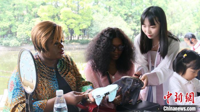 外交官們體驗(yàn)做團(tuán)扇?！∪A東師范大學(xué)供圖