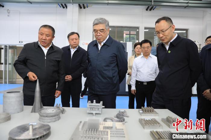 民進(jìn)中央常務(wù)副主席朱永新率調(diào)研組赴四川開(kāi)展重點(diǎn)考察調(diào)研。圖為在四川工程職業(yè)技術(shù)學(xué)院考察調(diào)研?！∶襁M(jìn)中央供圖