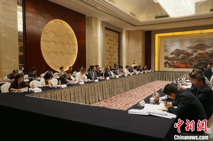 民進(jìn)中央主席蔡達(dá)峰近日率調(diào)研組赴江蘇開(kāi)展重點(diǎn)考察調(diào)研。圖為在調(diào)研座談會(huì)現(xiàn)場(chǎng)?！∶襁M(jìn)中央供圖