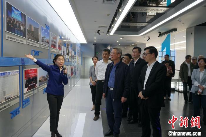 民進(jìn)中央主席蔡達(dá)峰近日率調(diào)研組赴江蘇開(kāi)展重點(diǎn)考察調(diào)研。圖為在江陰實(shí)地考察雙良集團(tuán)有限公司?！O權(quán) 攝