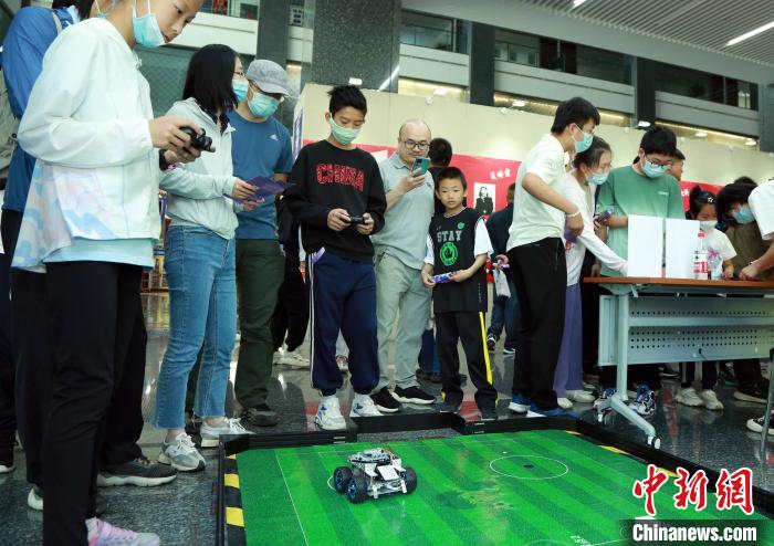 中科院計(jì)算所“神計(jì)妙算”公眾科學(xué)日活動(dòng)現(xiàn)場(chǎng)。　中科院計(jì)算所 供圖