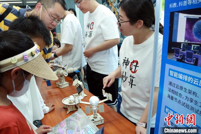 中科院計(jì)算所“神計(jì)妙算”公眾科學(xué)日活動(dòng)現(xiàn)場(chǎng)?！≈锌圃河?jì)算所 供圖