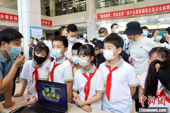 中科院自動(dòng)化所“自動(dòng)化之光”公眾科學(xué)日活動(dòng)現(xiàn)場(chǎng)?！≈锌圃鹤詣?dòng)化所 供圖