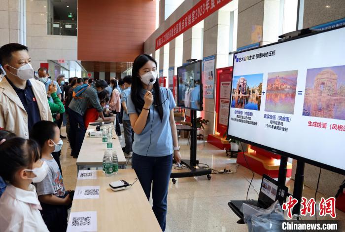 中科院自動(dòng)化所“自動(dòng)化之光”公眾科學(xué)日活動(dòng)現(xiàn)場(chǎng)?！≈锌圃鹤詣?dòng)化所 供圖