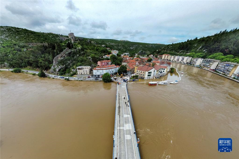 這是5月15日在克羅地亞奧布羅瓦茨拍攝的雨后水位暴漲的茲爾馬尼亞河。新華社發(fā)（Pixsell圖片社/西梅·澤利克攝）