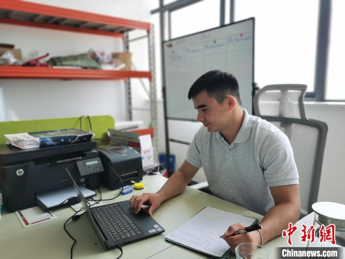 李浩宇正在辦公?！↑h田野 攝