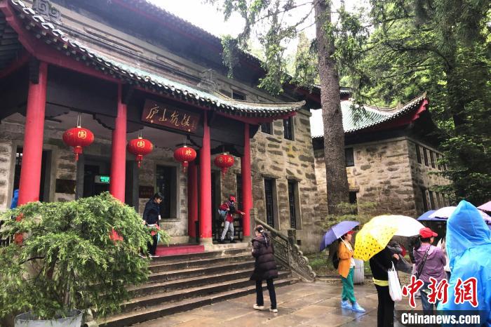 圖為在廬山抗戰(zhàn)博物館外，有不少等待參觀的游客。　吳鵬泉 攝
