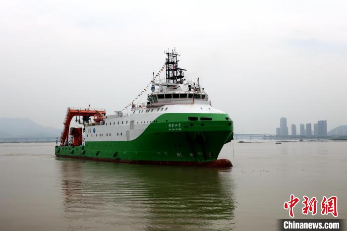 圖為“探索二號(hào)”科考船?！堑ぜt 攝