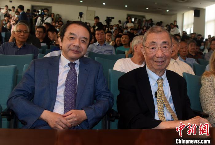 高能論壇開始前，丁肇中先生(右)與主持論壇的中科院高能所所長王貽芳院士合影?！?lt;a target='_blank' href='/'><p  align=