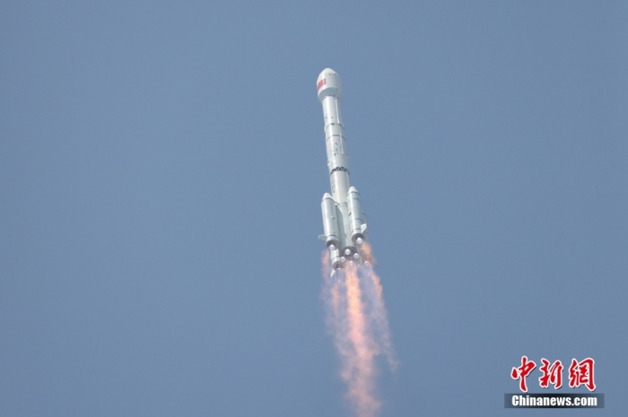 5月17日10時49分，我國在西昌衛(wèi)星發(fā)射中心用長征三號乙運載火箭，成功發(fā)射第五十六顆北斗導(dǎo)航衛(wèi)星。該衛(wèi)星屬地球靜止軌道衛(wèi)星，是我國北斗三號工程的首顆備份衛(wèi)星。入軌并完成在軌測試后，將接入北斗衛(wèi)星導(dǎo)航系統(tǒng)。此次發(fā)射是北斗三號工程高密度組網(wǎng)之后，時隔3年的首發(fā)任務(wù)。朱磊 攝