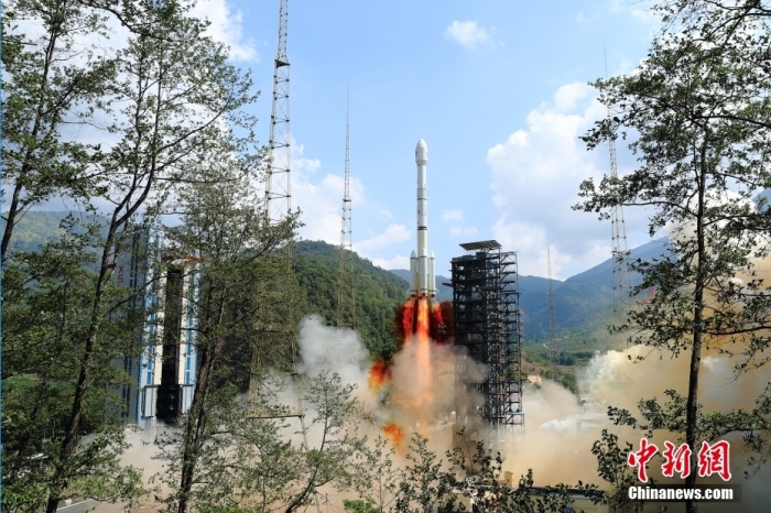 5月17日10時49分，我國在西昌衛(wèi)星發(fā)射中心用長征三號乙運載火箭，成功發(fā)射第五十六顆北斗導(dǎo)航衛(wèi)星。該衛(wèi)星屬地球靜止軌道衛(wèi)星，是我國北斗三號工程的首顆備份衛(wèi)星。入軌并完成在軌測試后，將接入北斗衛(wèi)星導(dǎo)航系統(tǒng)。此次發(fā)射是北斗三號工程高密度組網(wǎng)之后，時隔3年的首發(fā)任務(wù)。楊志遠(yuǎn) 攝