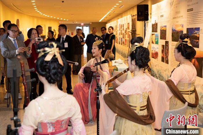 當(dāng)?shù)貢r(shí)間5月19日，中國(guó)常駐聯(lián)合國(guó)代表團(tuán)、中國(guó)文化和旅游部、泉州市人民政府在紐約聯(lián)合國(guó)總部聯(lián)合舉辦“茶和天下·雅集”主題展覽和招待會(huì)。圖為展覽現(xiàn)場(chǎng)泉州南音表演。 <a target='_blank' href='/' _fcksavedurl='/'><p  align=