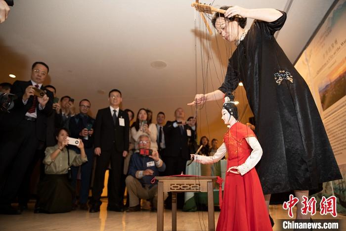 當(dāng)?shù)貢r(shí)間5月19日，中國(guó)常駐聯(lián)合國(guó)代表團(tuán)、中國(guó)文化和旅游部、泉州市人民政府在紐約聯(lián)合國(guó)總部聯(lián)合舉辦“茶和天下·雅集”主題展覽和招待會(huì)。圖為展覽表演泉州提線木偶寫(xiě)書(shū)法。 <a target='_blank' href='/' _fcksavedurl='/'><p  align=