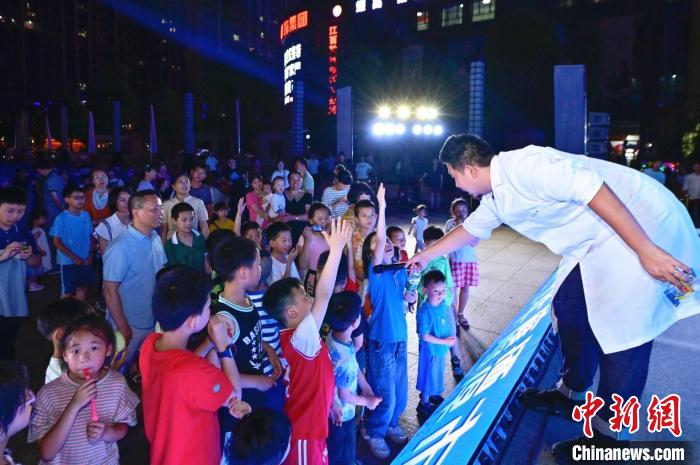 2023年鷹潭市“好奇心”科普節(jié)吸引了不少孩子踴躍參與?！≈鬓k方 供圖