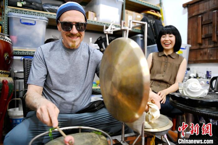 代表團(tuán)成員在漳州木偶表演館開展文化藝術(shù)交流活動(dòng)。　張金川 攝