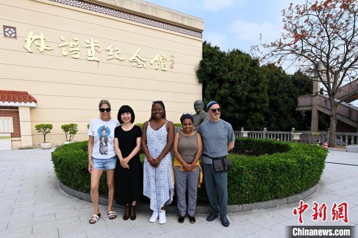 代表團(tuán)成員參訪林語堂紀(jì)念館?！埥鸫?攝