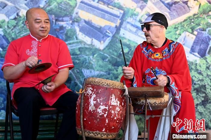 代表團(tuán)成員在漳州市南靖縣與當(dāng)?shù)孛耖g樂隊(duì)臨時(shí)組隊(duì)?！埥鸫?攝