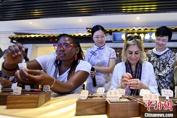 代表團(tuán)成員在片仔癀博物館內(nèi)制作中藥配方香囊。　張金川 攝