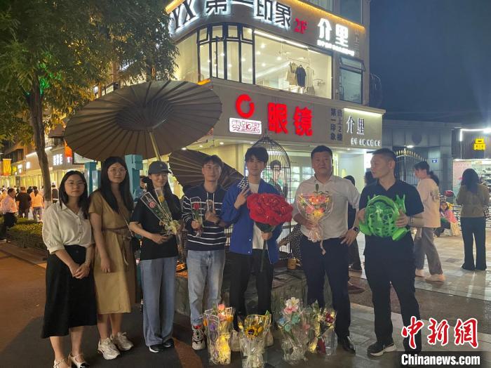 在東陽橫店，宣講團(tuán)導(dǎo)師、成員與橫店演員(右三)合影。　 東陽市融媒體中心 供圖