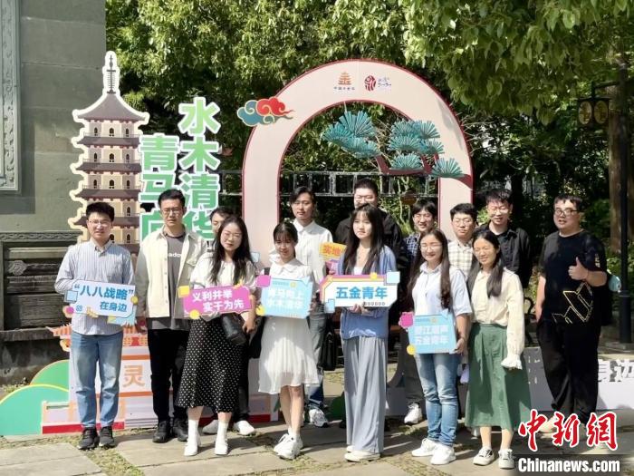 宣講團(tuán)成員在永康市合影。　呂鈺寧 攝