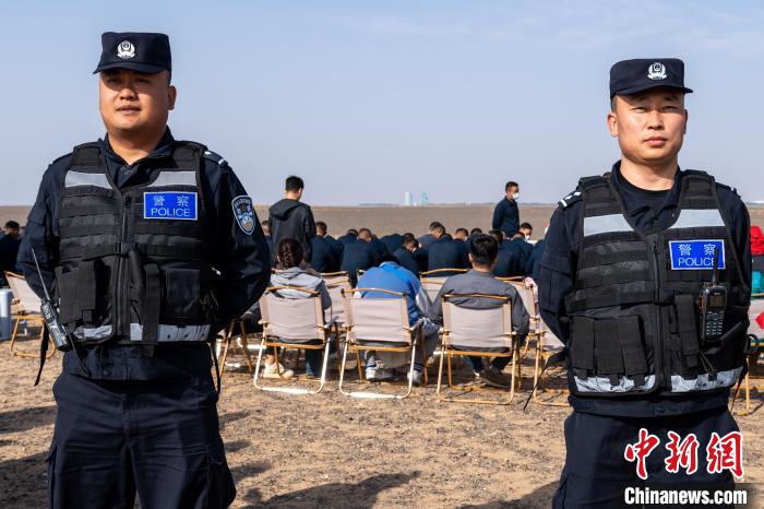 圖為承擔神舟十六號載人飛船安保任務(wù)的移民管理警察。　牛鑫 攝