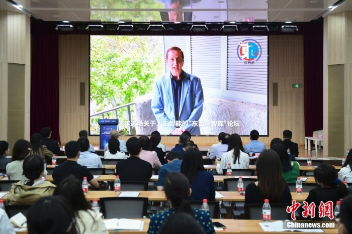 5月30日，<a target='_blank' href='/'>中新社</a>第二屆“東西問(wèn)智庫(kù)”主題論壇在北京舉行，多位中外專(zhuān)家圍繞“AI革命與文明進(jìn)化”展開(kāi)討論。圖為美國(guó)加州理工學(xué)院電氣工程和計(jì)算機(jī)科學(xué)教授、人工智能專(zhuān)家亞瑟·阿布-穆斯塔法通過(guò)視頻在論壇上作主旨演講。<a target='_blank' href='/'>中新社</a>記者 田雨昊 攝