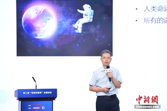 5月30日，<a target='_blank' href='/'>中新社</a>第二屆“東西問(wèn)智庫(kù)”主題論壇在北京舉行，多位中外專(zhuān)家圍繞“AI革命與文明進(jìn)化”展開(kāi)討論。圖為北京大學(xué)新聞與傳播學(xué)院教授胡泳在論壇上作主旨演講。<a target='_blank' href='/'>中新社</a>記者 田雨昊 攝