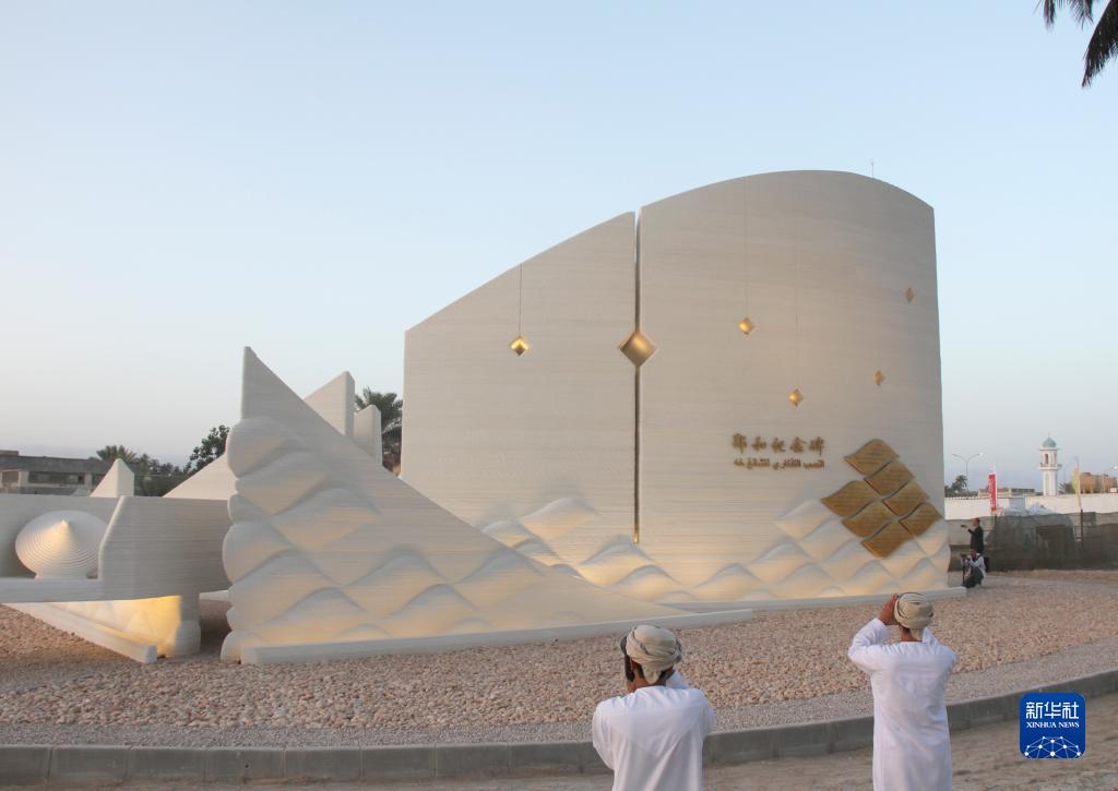 這是5月30日在阿曼第二大城市塞拉萊拍攝的鄭和碑。新華社記者 汪強(qiáng) 攝