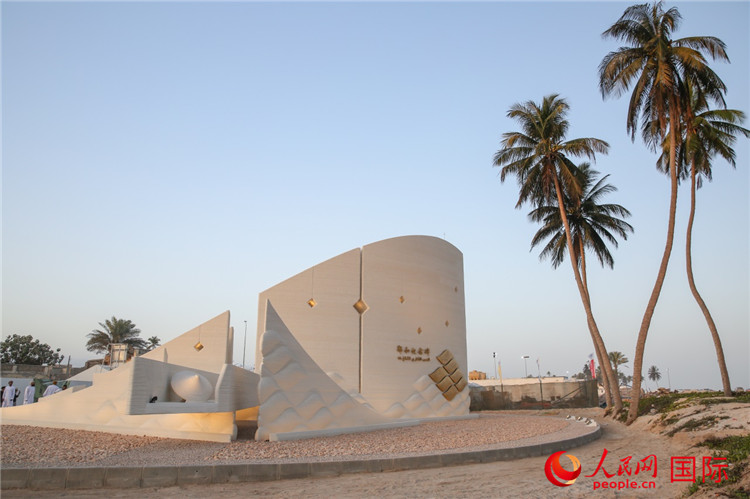 圖為位于阿曼塞拉萊市的鄭和紀(jì)念碑。人民網(wǎng)記者 任皓宇攝