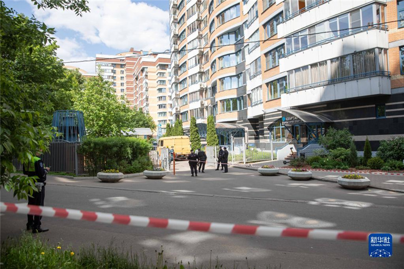 5月30日，警察在俄羅斯首都莫斯科的樓房遭襲現(xiàn)場(chǎng)警戒。新華社記者白雪騏攝