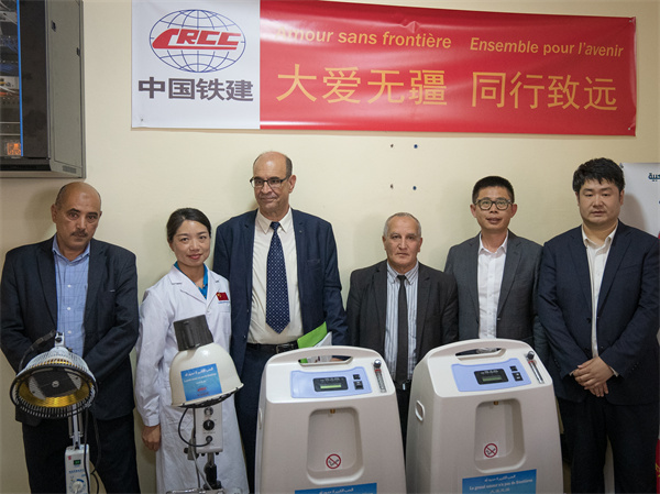 中國鐵建阿爾及利亞公司向當(dāng)?shù)蒯t(yī)院捐贈醫(yī)療物資。鐵建國際供圖