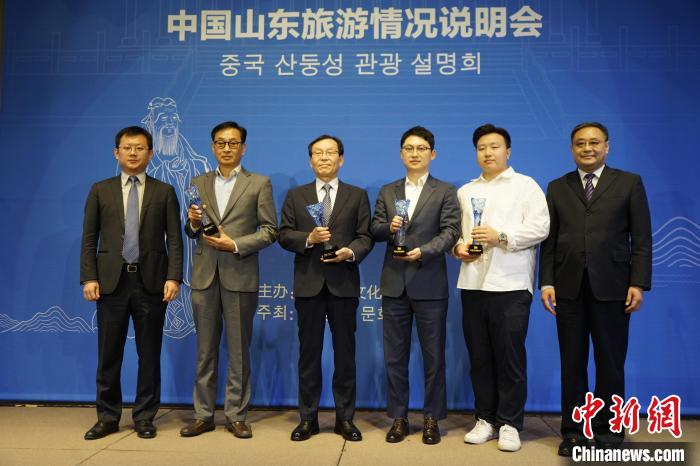 為“好客山東”旅游大使授牌?！⑿?攝
