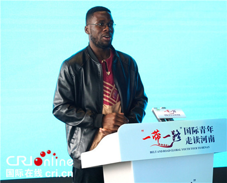 國際青年代表奕曉龍發(fā)言。賈親親 攝