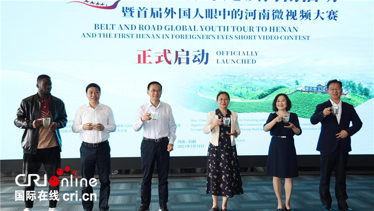 與會嘉賓共同舉杯啟動活動。賈親親 攝