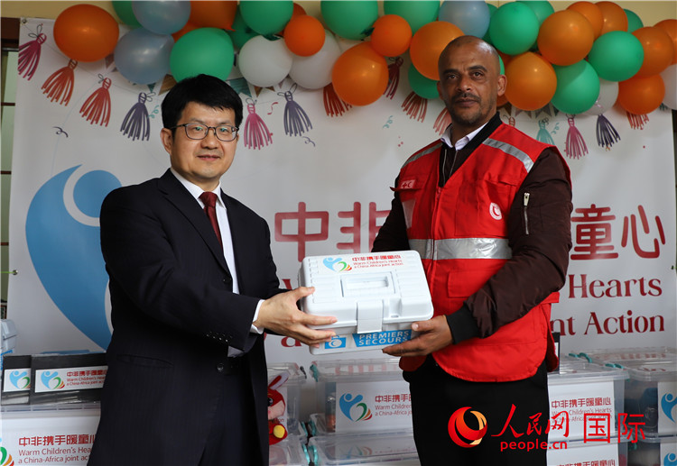 李健大使向孤兒院負(fù)責(zé)人移交捐贈(zèng)物資。人民網(wǎng)記者 王傳寶攝