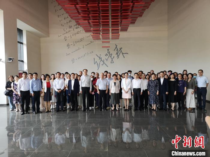 上海僑界人士參觀上海交通大學(xué)錢學(xué)森圖書館?！》队畋?攝