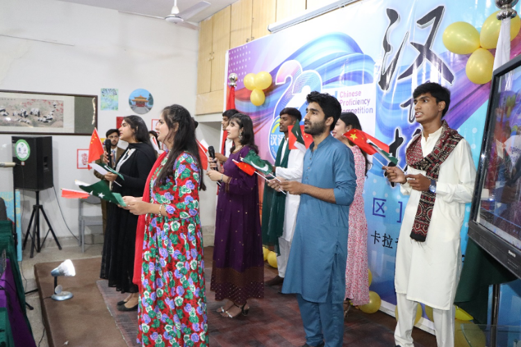 “漢語橋”世界大學(xué)生中文比賽卡拉奇賽區(qū)決賽現(xiàn)場(chǎng)，參賽選手共同演唱中文歌曲?？ɡ娲髮W(xué)孔子學(xué)院供圖