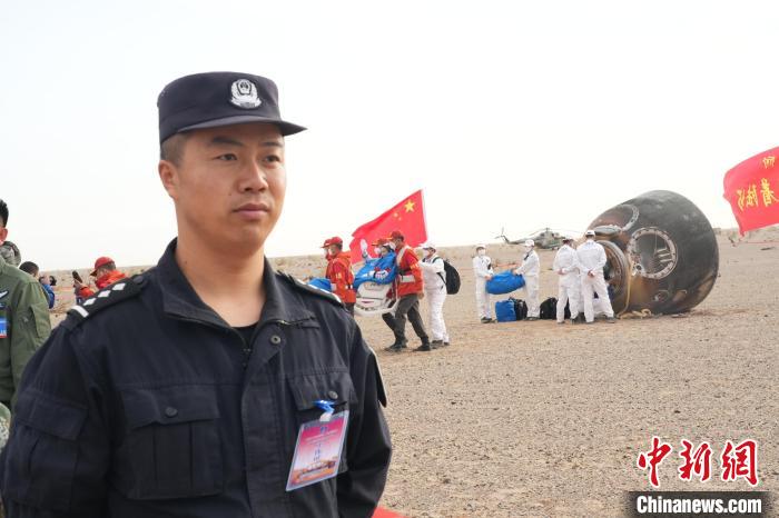 圖為阿拉善邊境管理支隊民警在著陸場開展安保工作?！埥?攝