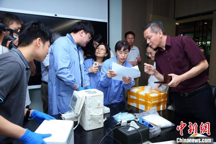 科研人員清點(diǎn)、查看隨神舟十五號返回地面的空間科學(xué)實(shí)驗(yàn)樣品。　中科院空間應(yīng)用中心 供圖