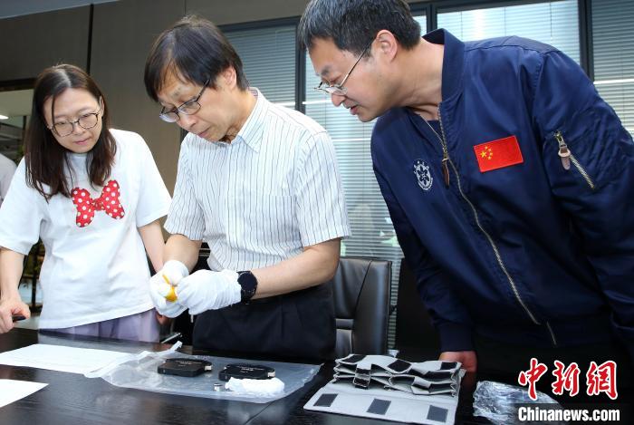 科研人員查看隨神舟十五號返回地面的空間科學(xué)實(shí)驗(yàn)樣品。　中科院空間應(yīng)用中心 供圖