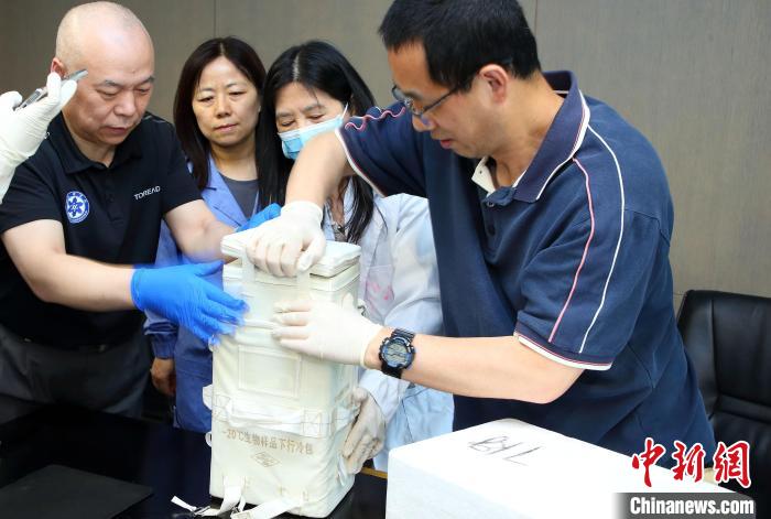 科研人員查看隨神舟十五號返回地面的空間科學(xué)實(shí)驗(yàn)樣品。　中科院空間應(yīng)用中心 供圖