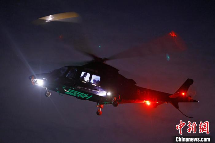 6月3日晚，游客乘坐上海新空直升機有限公司直升機開啟鳥瞰黃浦江空中圓夢之旅?！∫罅⑶?攝