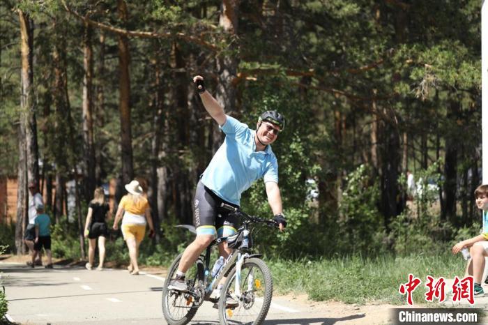 當地時間4日，哈外交部副部長羅曼·瓦西連科在騎行活動中。　亞信秘書處供圖