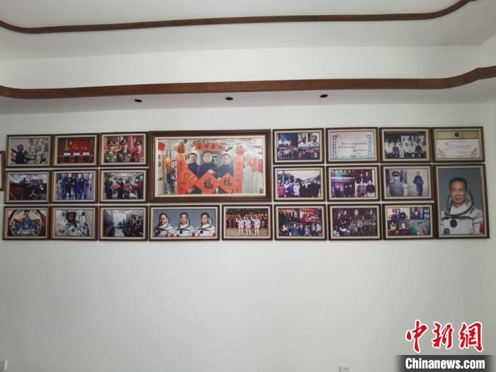 家中的照片墻上，新增了費(fèi)俊龍此次飛天的照片。　鐘升 攝