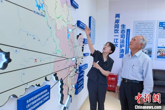 金門同胞參觀金門供水水源生態(tài)司法保護(hù)基地?！O虹 攝