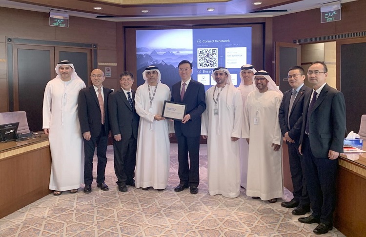 圖為阿布扎比陸上石油公司代表向中企頒發(fā)6600萬安全工時證書。中國石油工程建設有限公司供圖