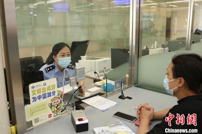 2023年1月9日至5月31日，上海市公安出入境管理部門共受理中國公民出入境證件228.5萬證次?！∩虾Ｊ泄簿止﹫D